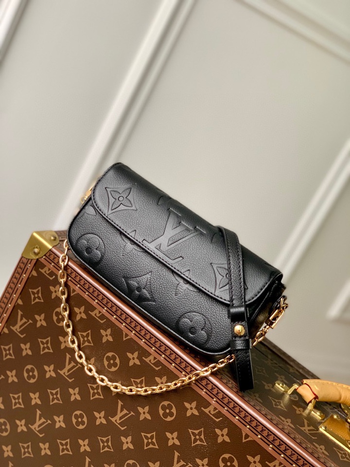LV M82210