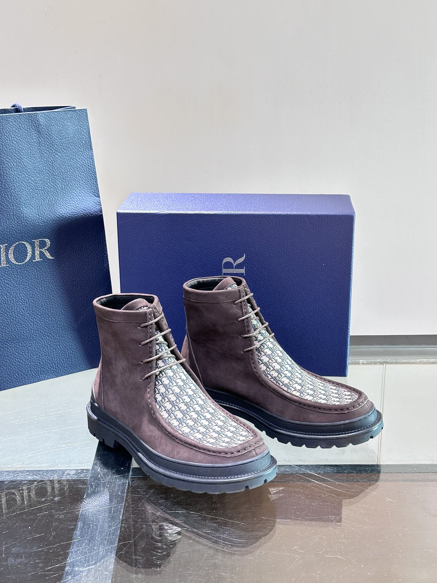 DIOR