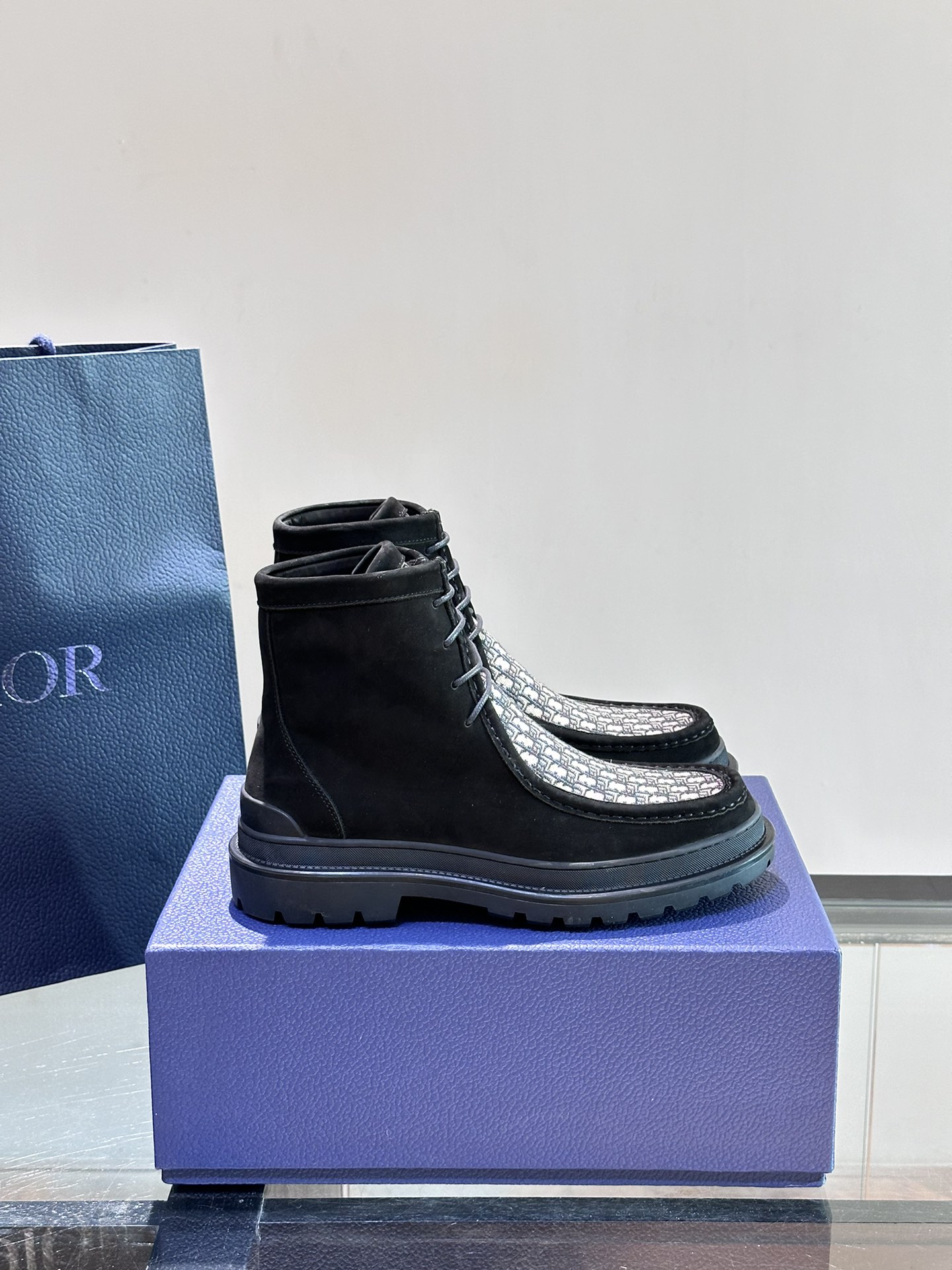 DIOR