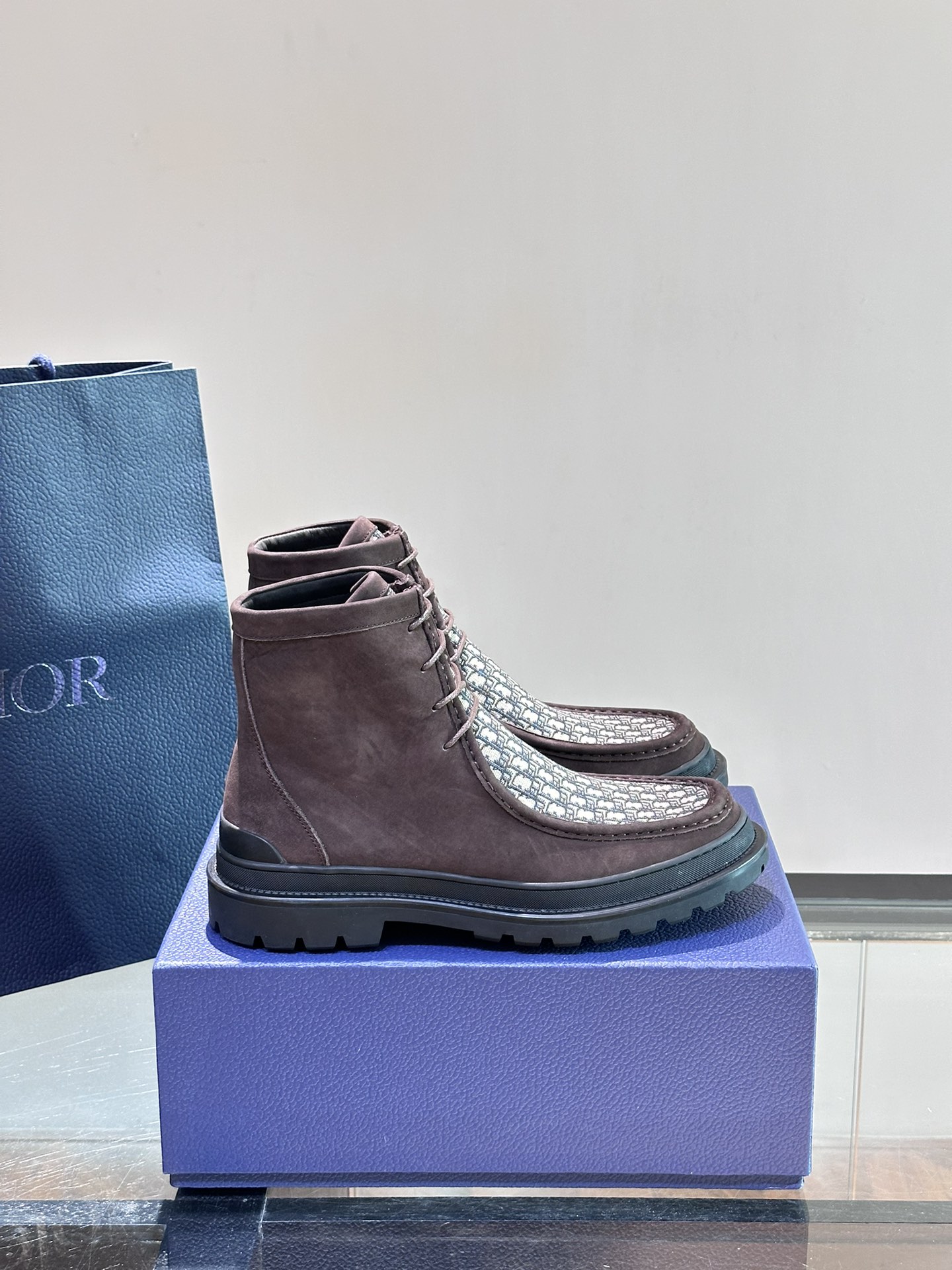 DIOR