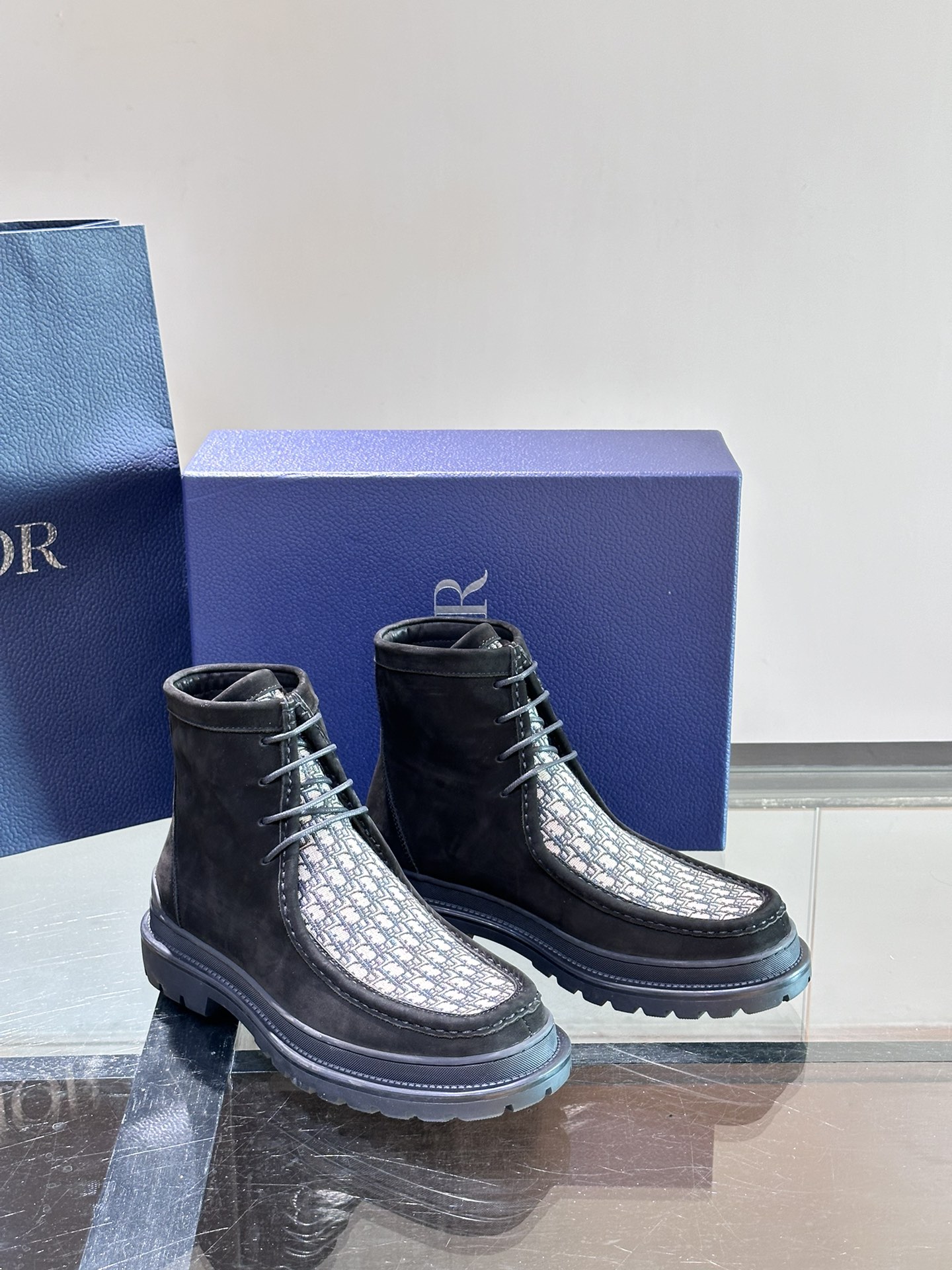 DIOR