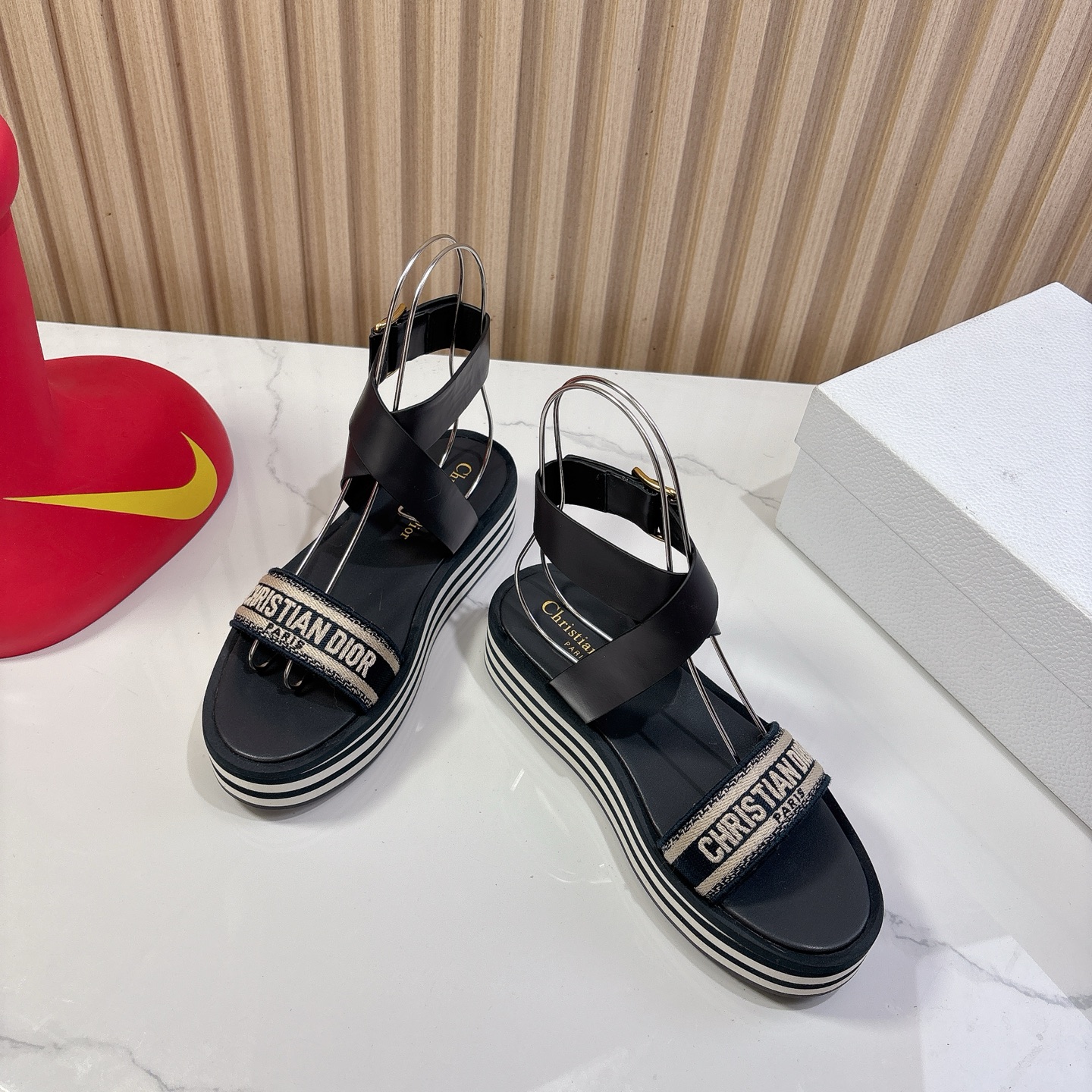 DIOR