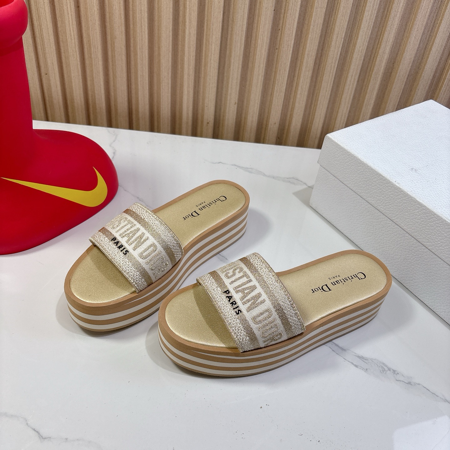 DIOR