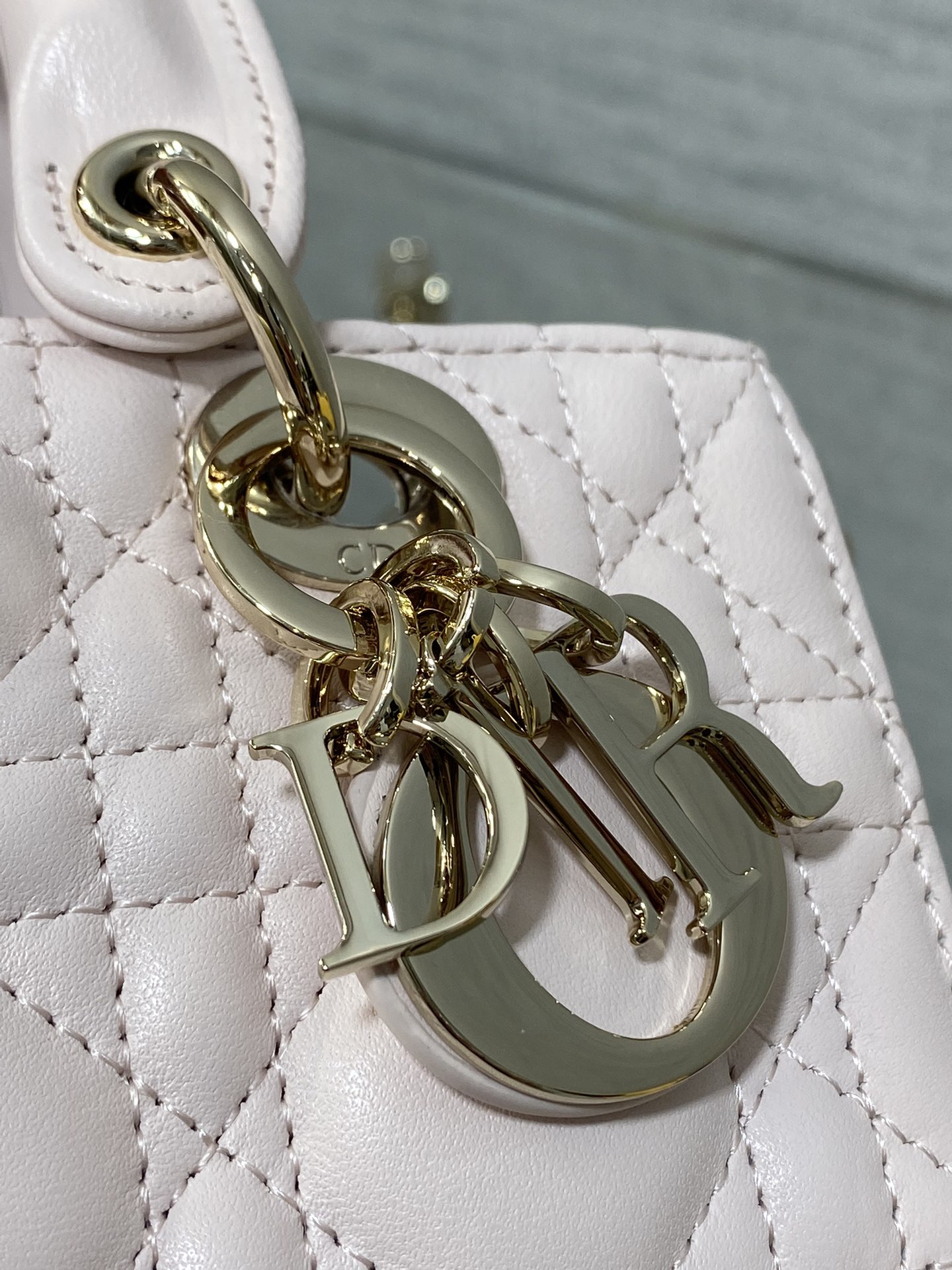 DIOR