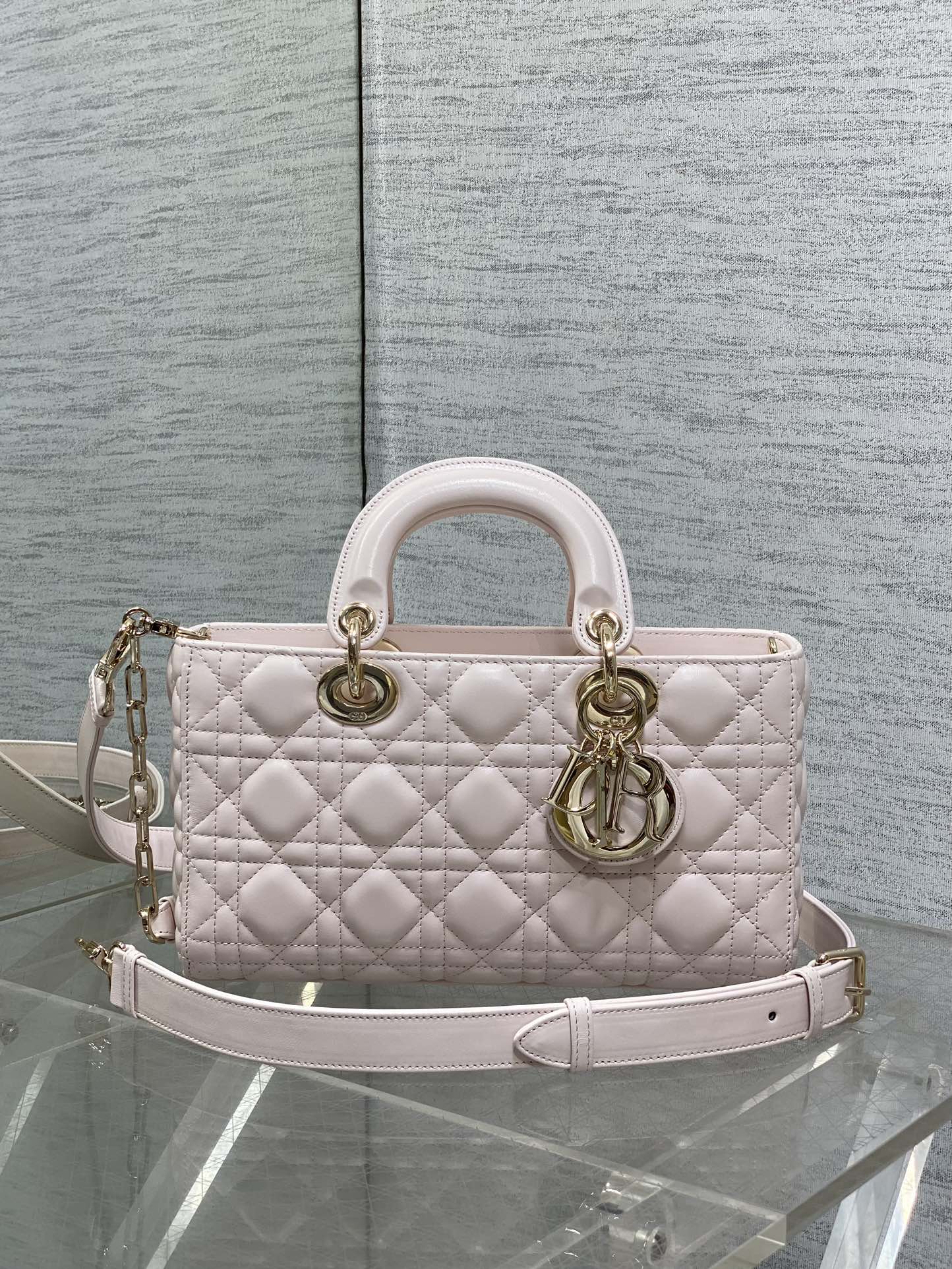 DIOR