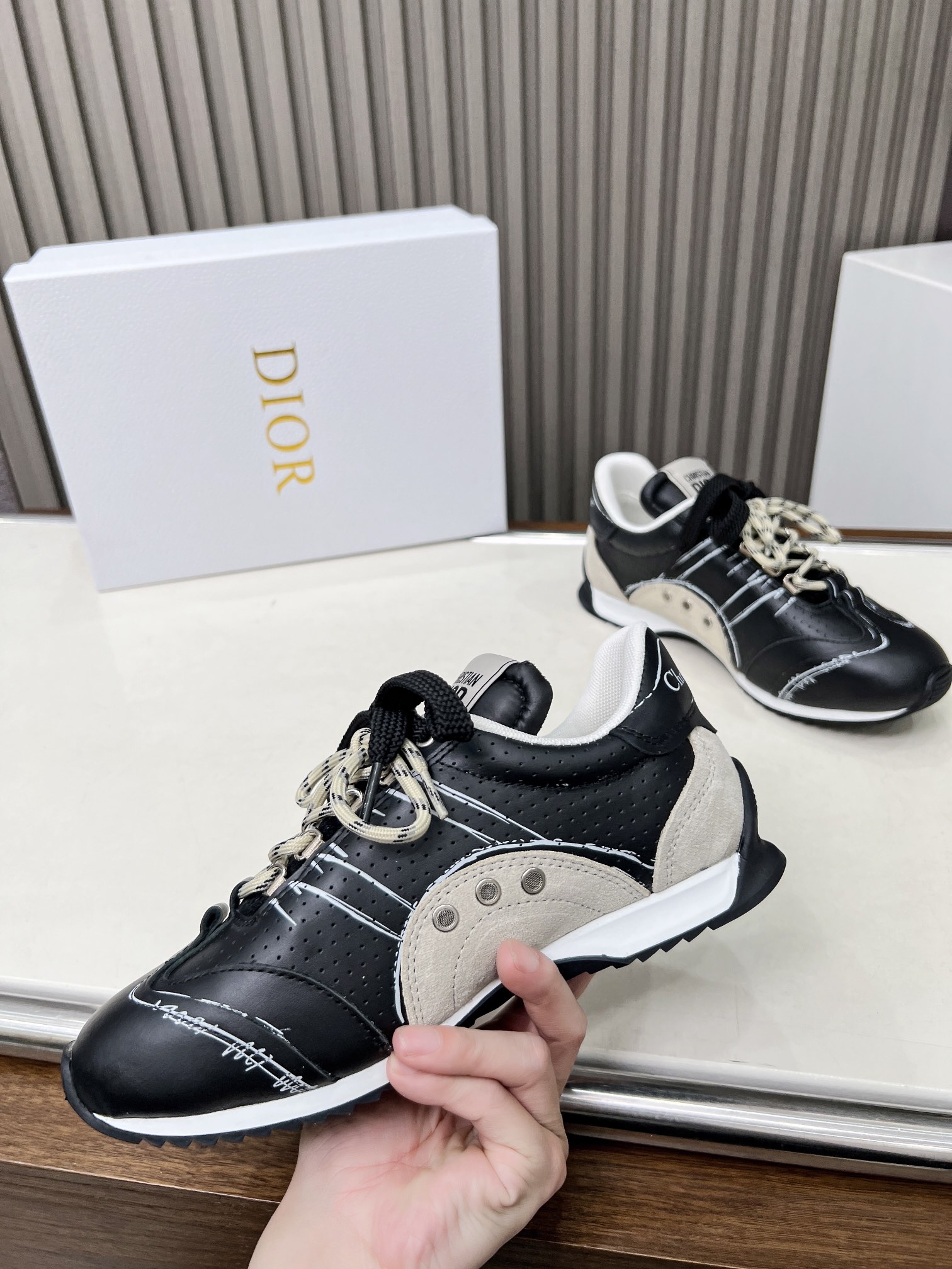 DIOR
