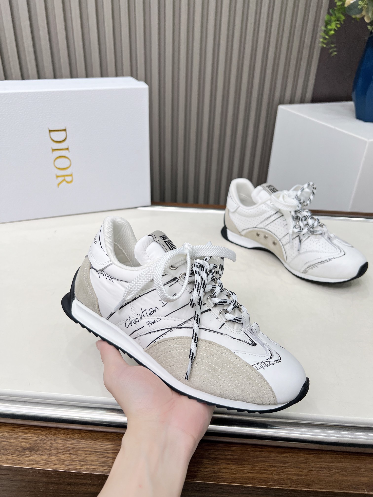 DIOR