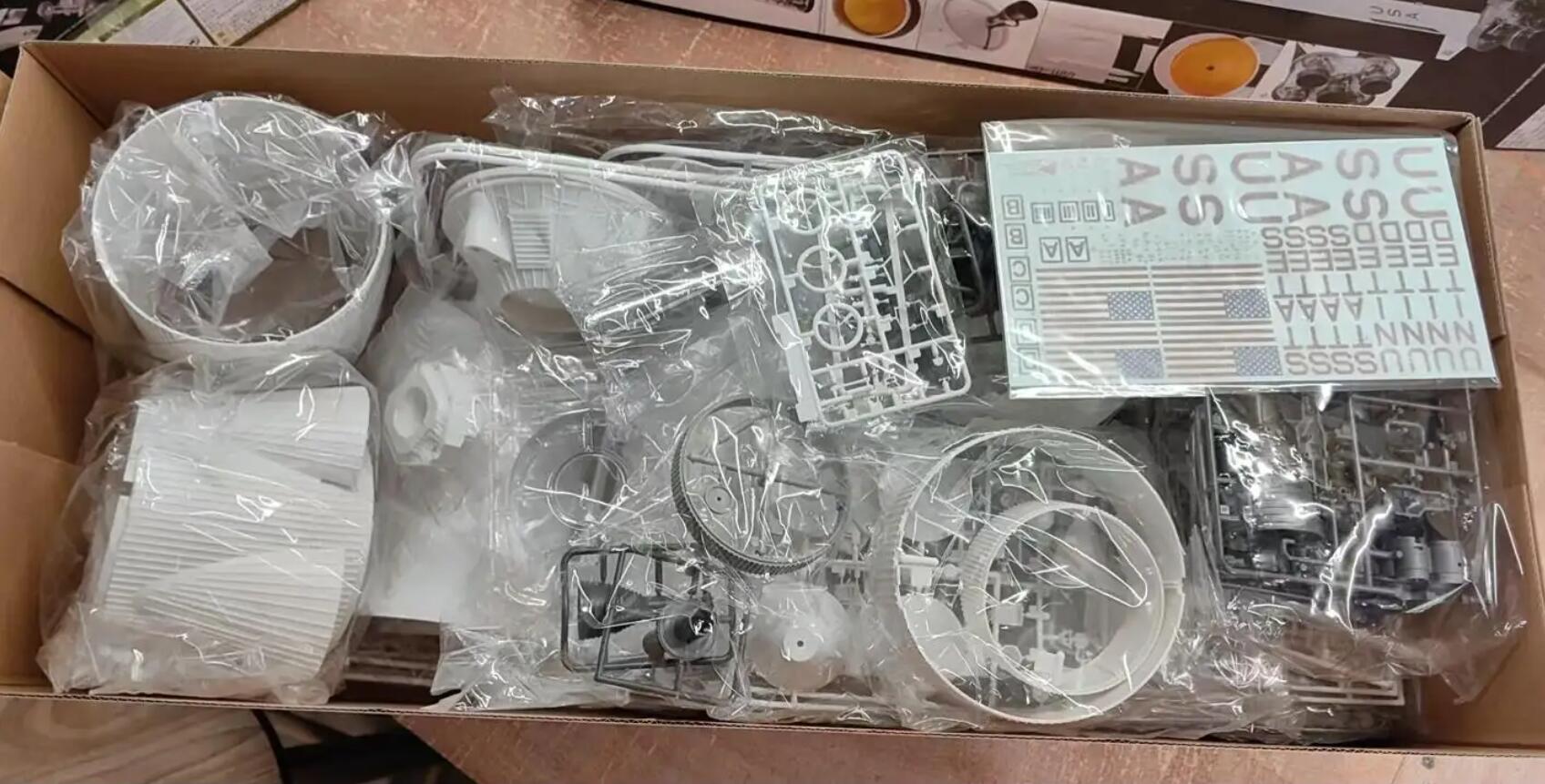 Dragon 11017 1/72 Scale Model Kit APOLLO 11 SATURN V ROCKET MODEL