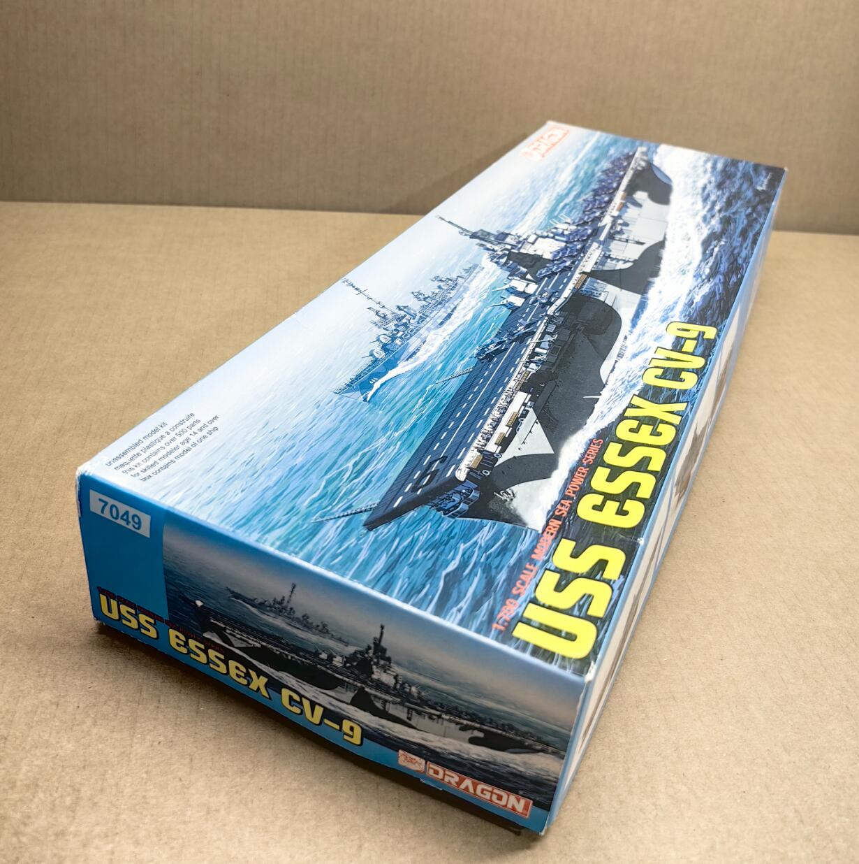DRAGON 7049 - USS ESSEX CV-9 - 1:700 Scale
