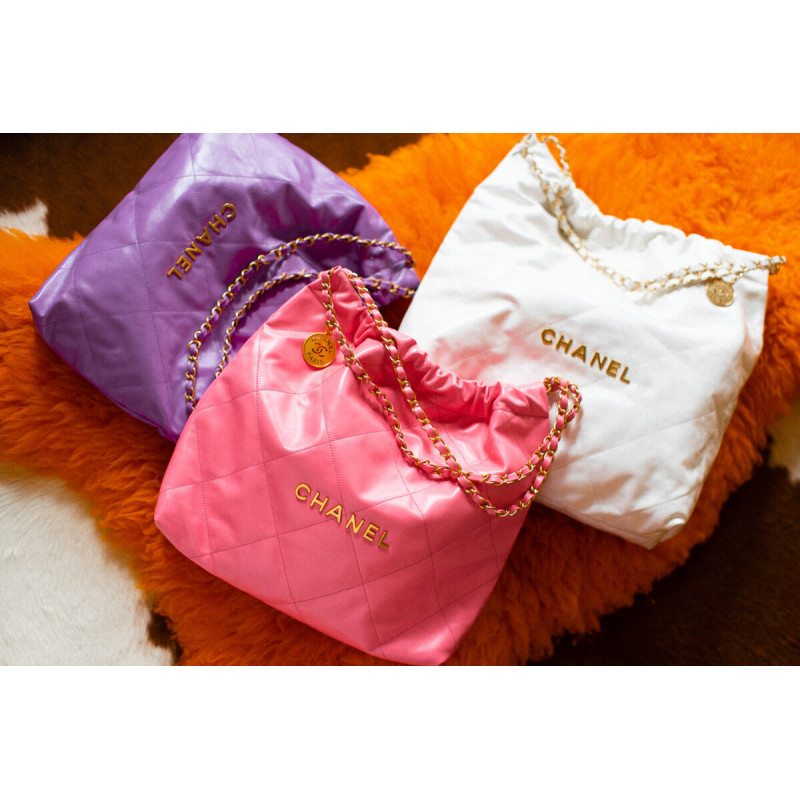 Replica Chanel 22 Handbag Shiny Calfskin As3261
