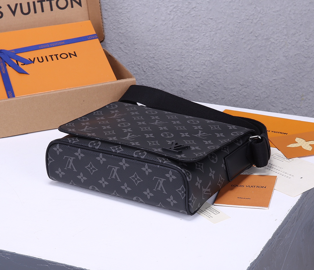 Replica Louis Vuitton District Pm Messenger Bag