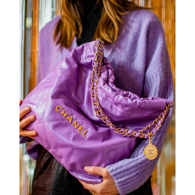 Replica Chanel 22 Handbag Shiny Calfskin As3261