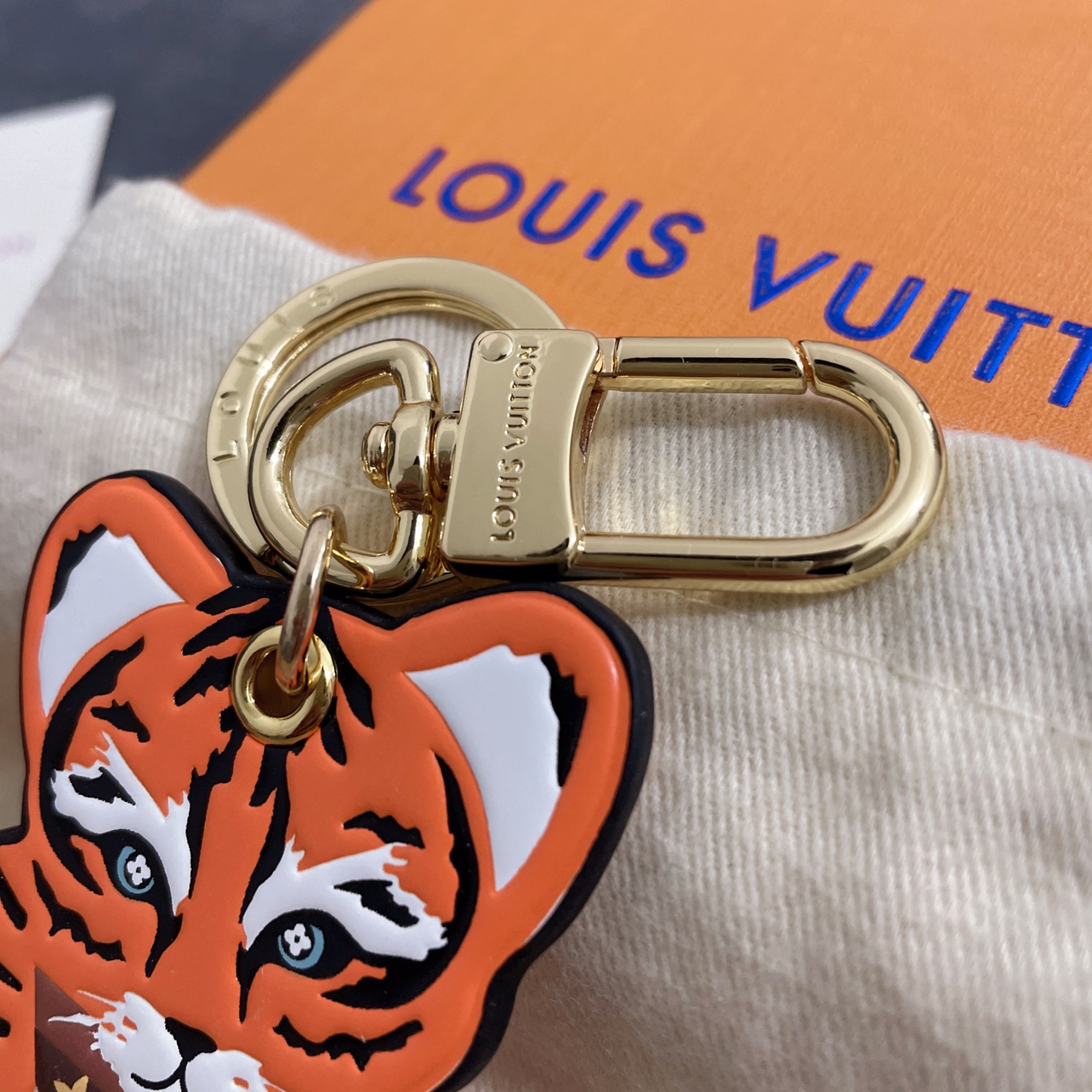Replica Louis Vuitton Tiger Bag Charm And Key Holder L01