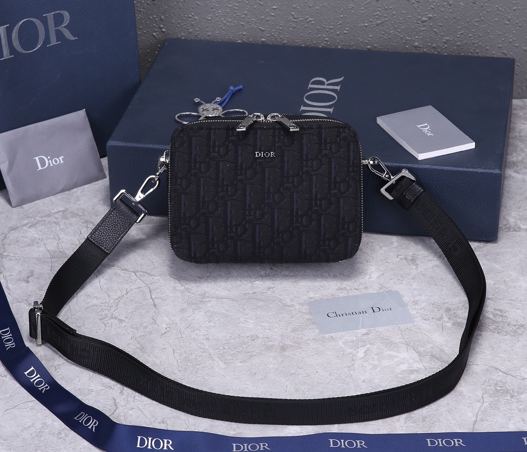 Replica Dior Men’S Pouch With Shoulder Strap