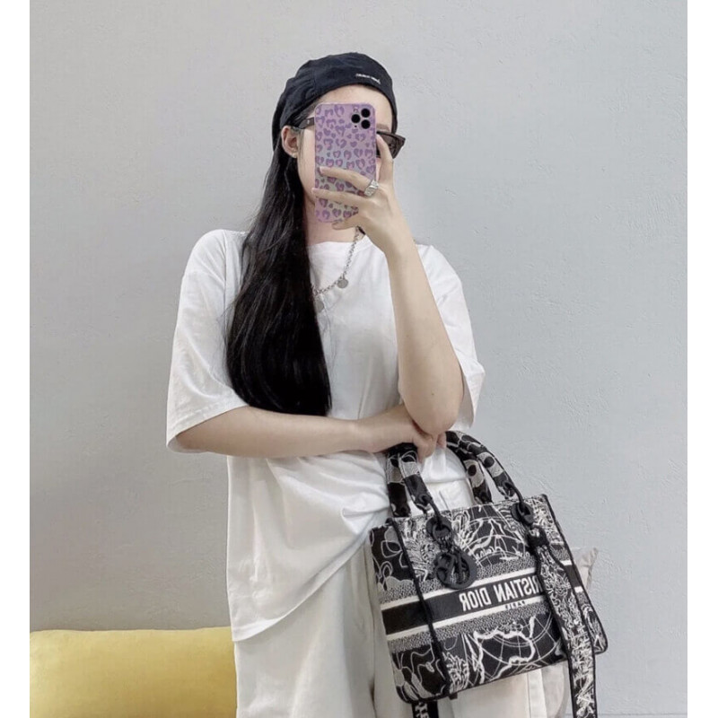 Replica Christian Dior Medium Lady D-Lite Bag Black And White Around The World Embroidery M0565