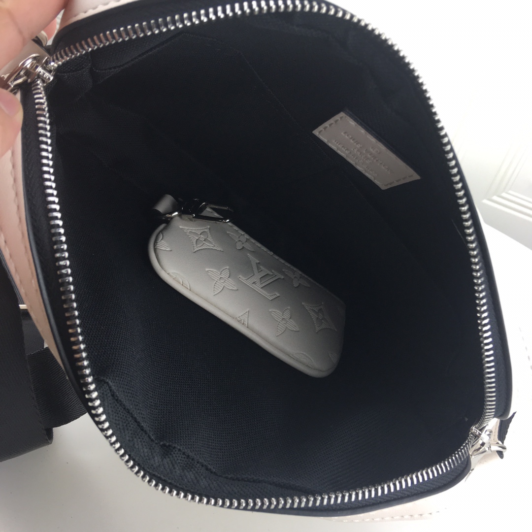 Replica Louis Vuitton Trio Messenger Embossed M69443 White/Black