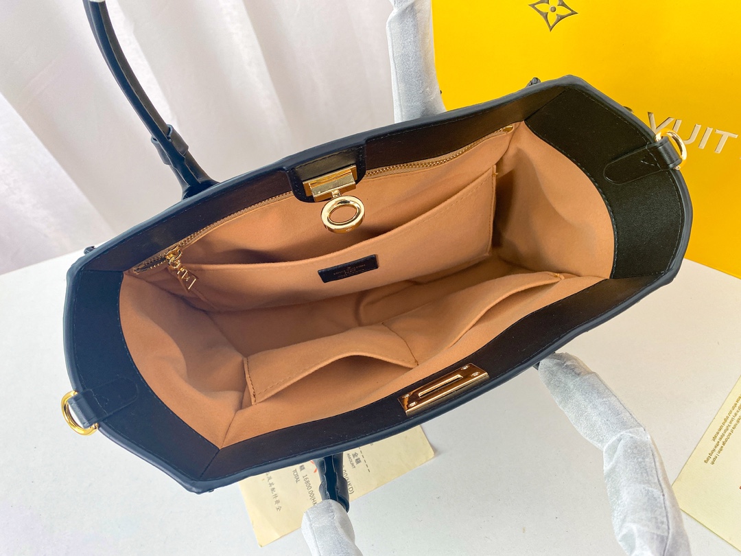 Replica Louis Vuitton On My Side M53824