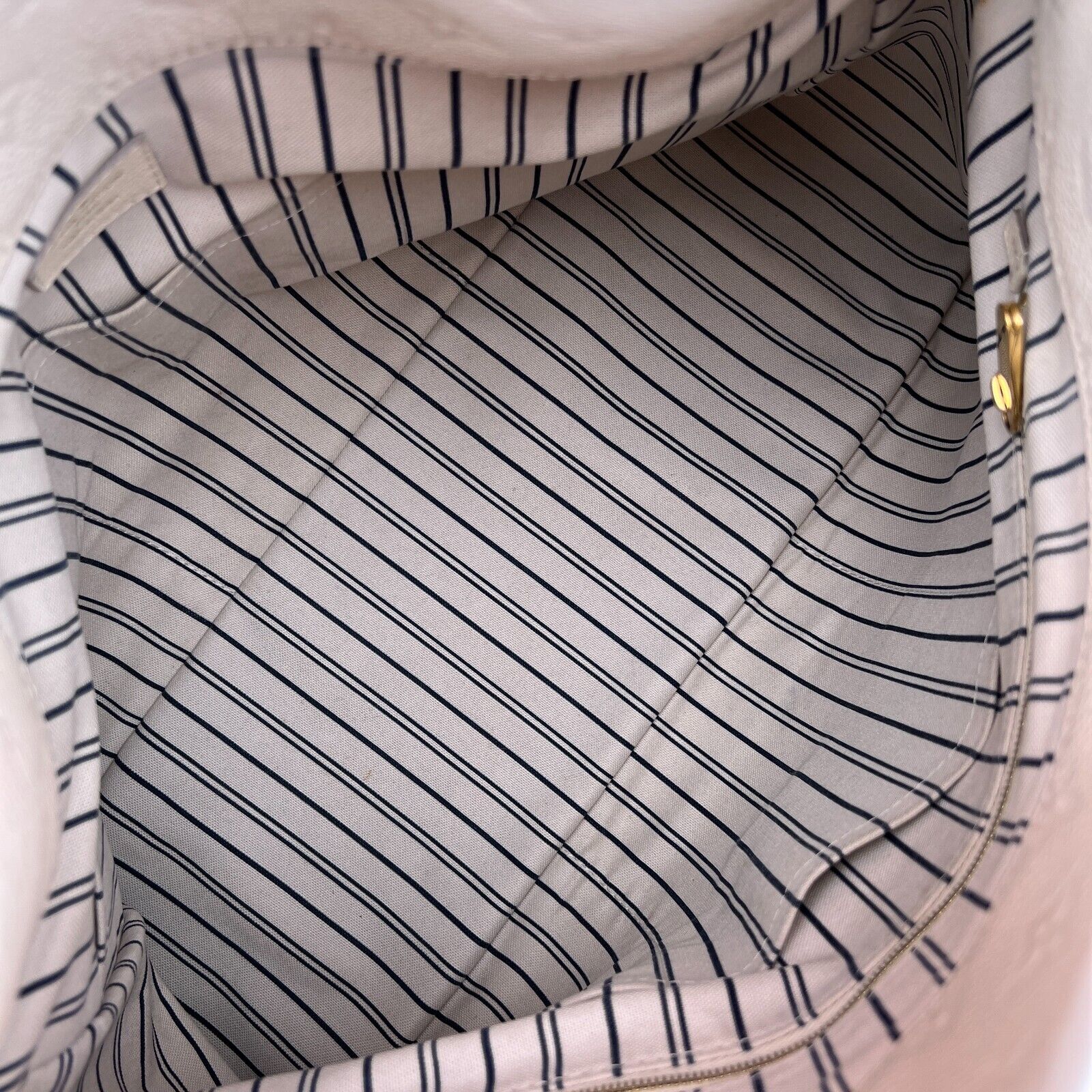 Replica Louis Vuitton Artsy Mm Classic Monogram Empreinte Mbossed White Leather Shoulder Bag M93449