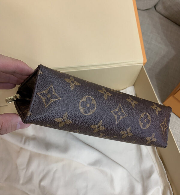 Replica Louis Vuitton Toiletry Pouch 19 M47544