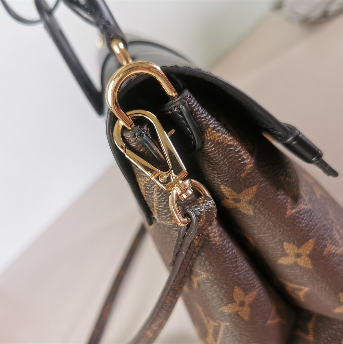 Replica Louis Vuitton One Handle M43125