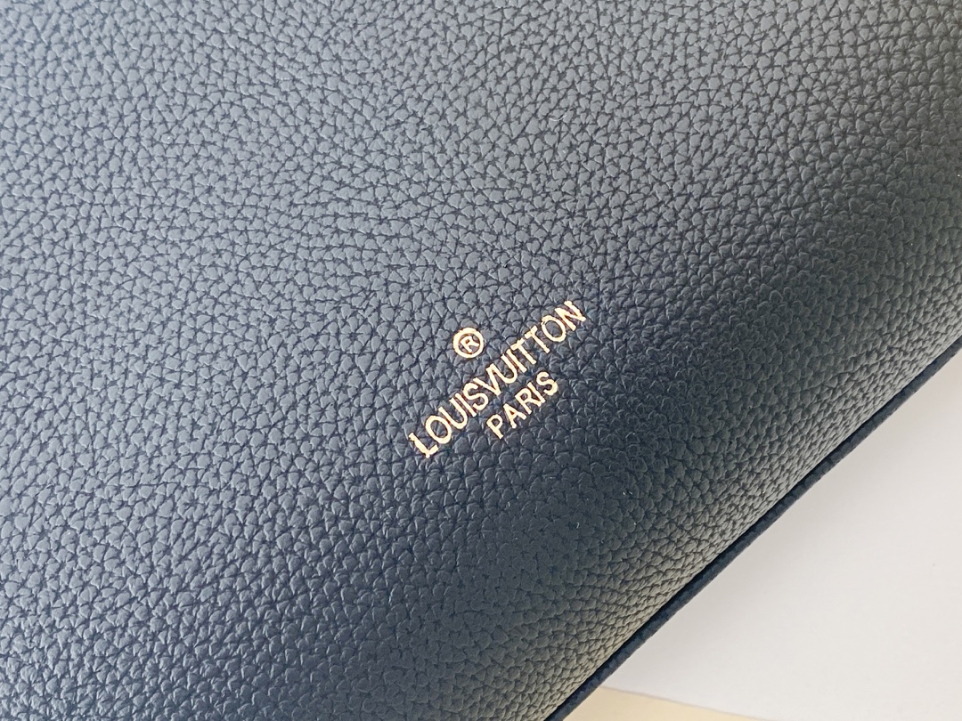 Replica Louis Vuitton On My Side M53824