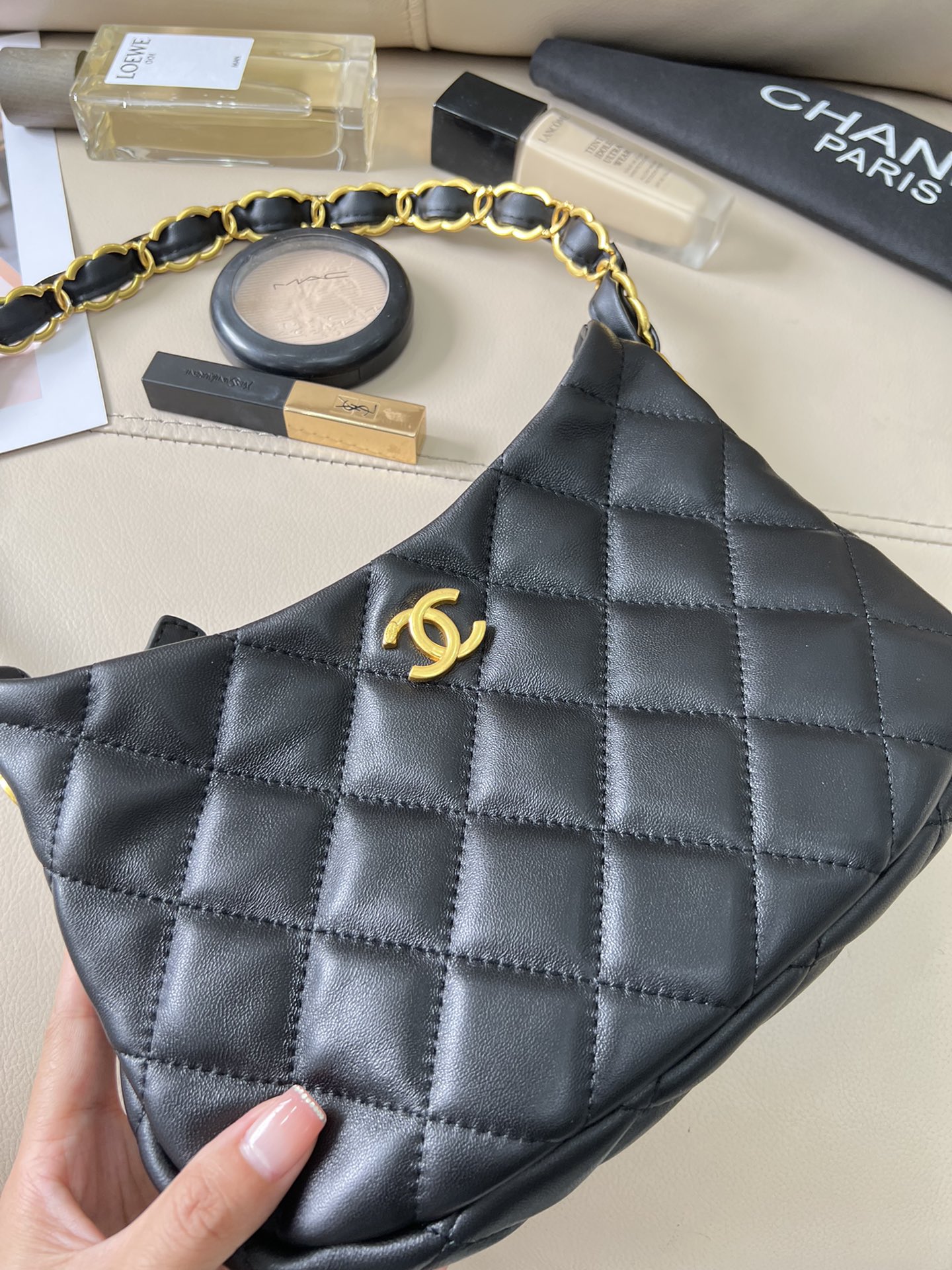 Replica Chanel Hobo HandbagAs3562