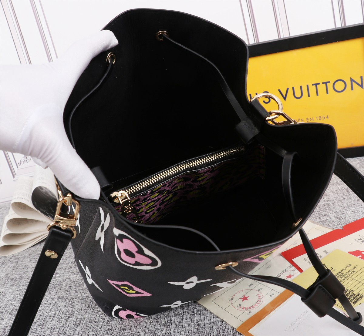 Replica Louis Vuitton Neonoe Mm Bucket Bag Black/White