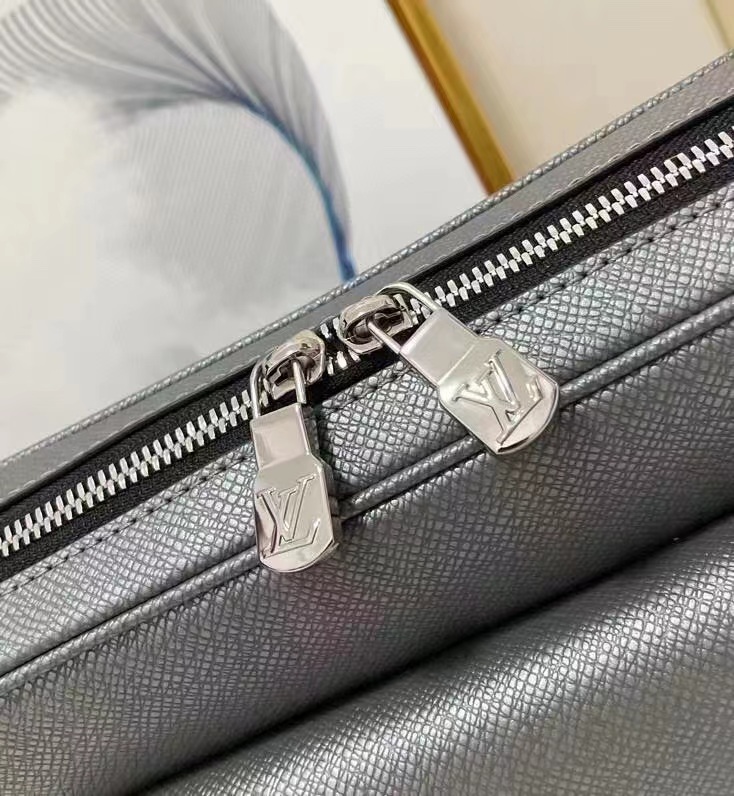 Replica Louis Vuitton Taigarama Outdoor Messenger Pm M30830 Silver