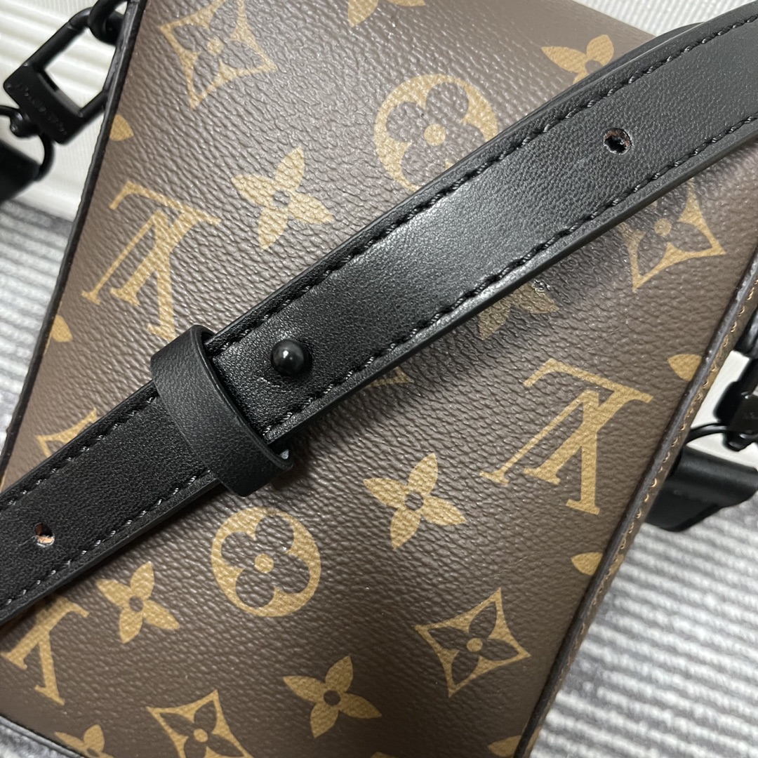 Replica Louis Vuitton S-Lock Vertical Wearable Wallet M81524