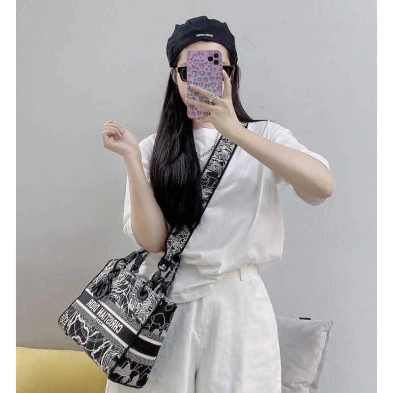 Replica Christian Dior Medium Lady D-Lite Bag Black And White Around The World Embroidery M0565