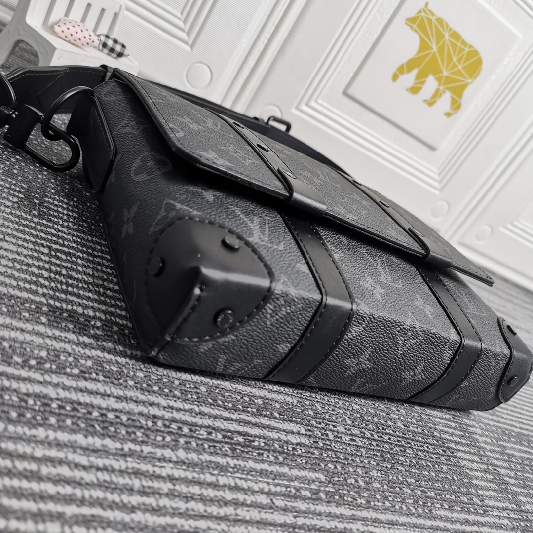 Replica Louis Vuitton Trunk Messenger Black
