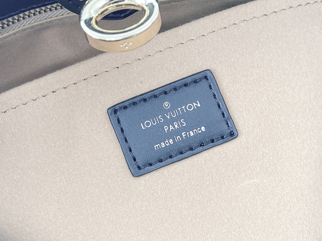 Replica Louis Vuitton On My Side M53824