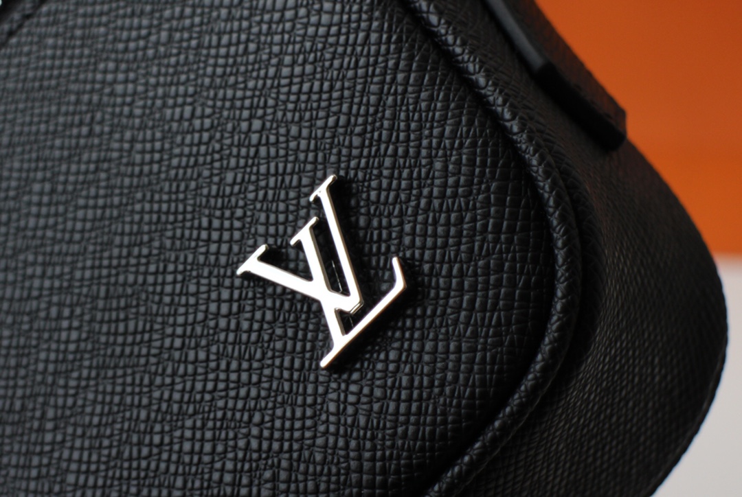 Replica Louis Vuitton Pochette Kasai M30441