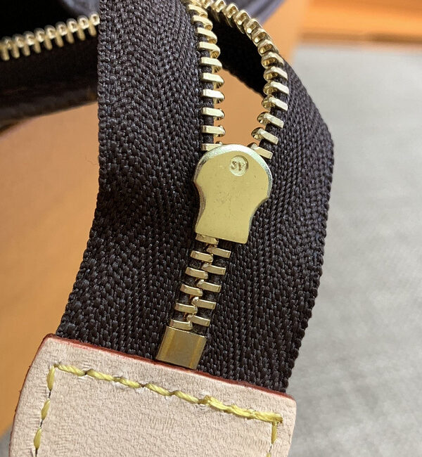 Replica Louis Vuitton Toiletry Pouch 19 M47544