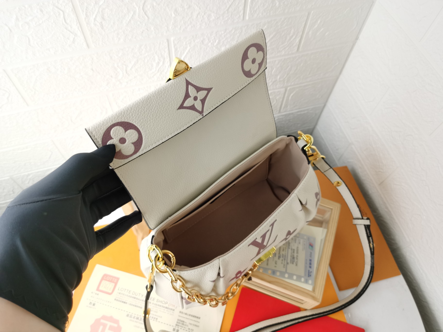 Replica Louis Vuitton Favorite M45813