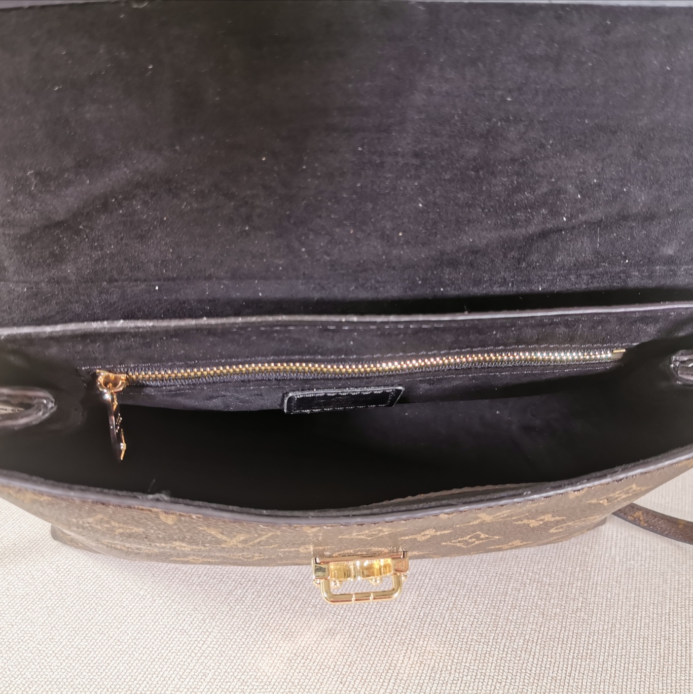 Replica Louis Vuitton One Handle M43125