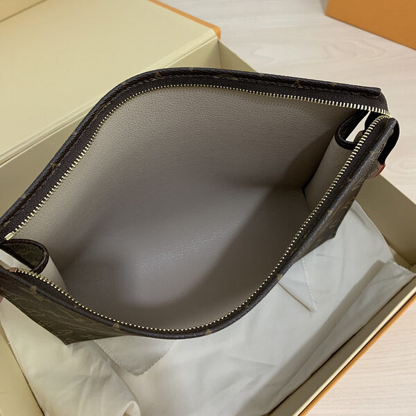 Replica Louis Vuitton Toiletry Pouch 26 M47542