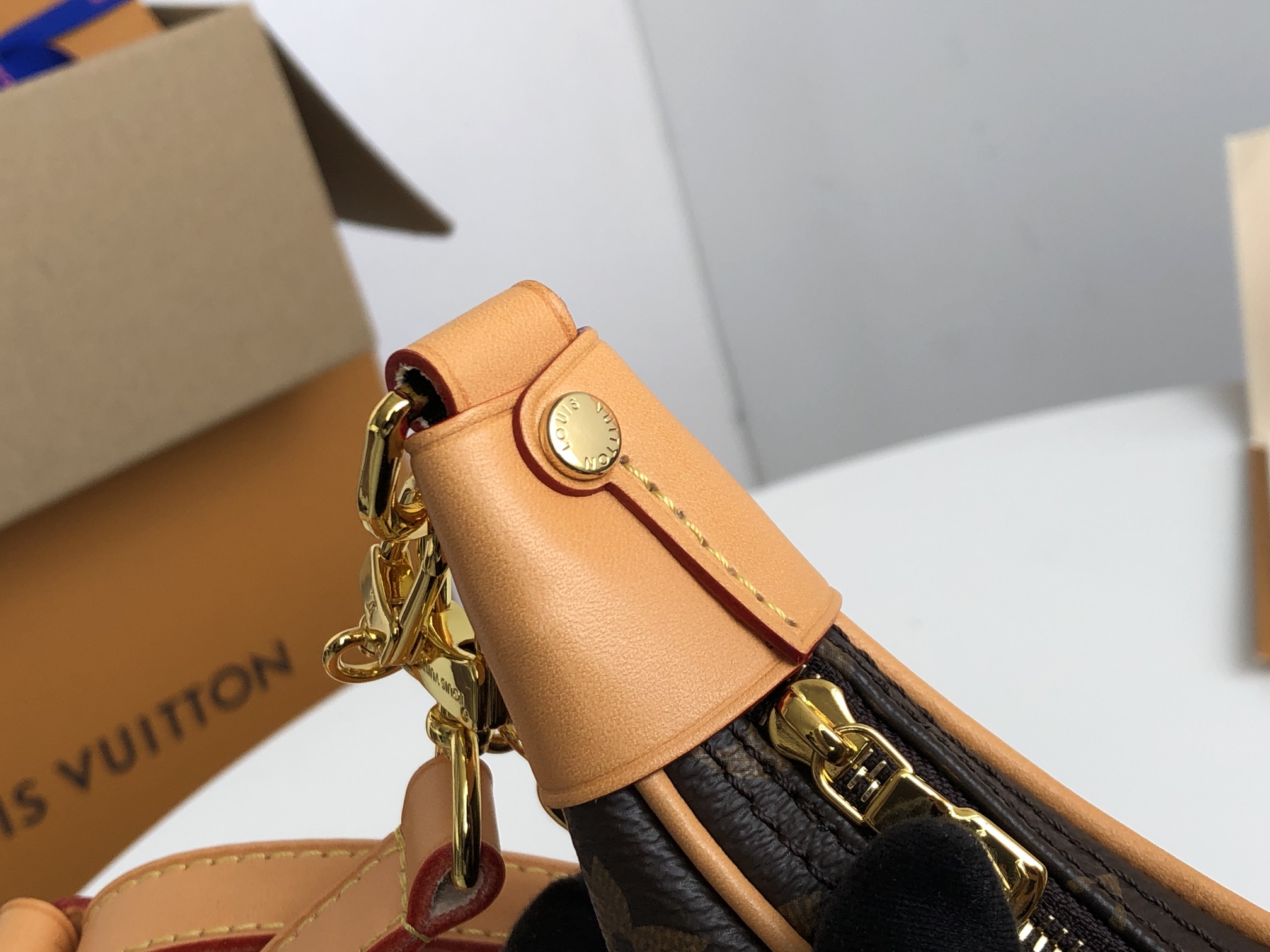 Replica Louis Vuitton Aaa Monogram Loop Handbag