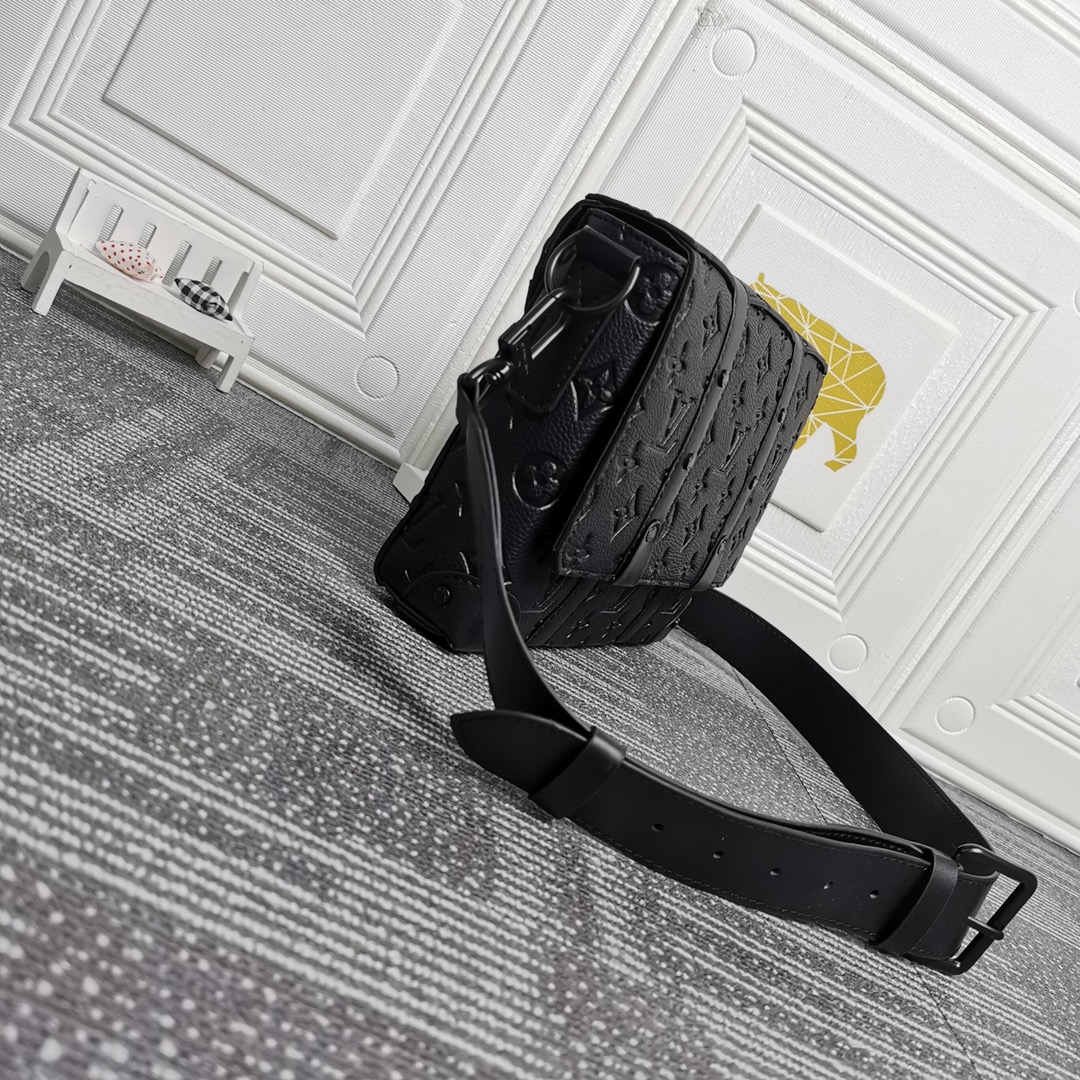 Replica Louis Vuitton Trunk Messenger Black