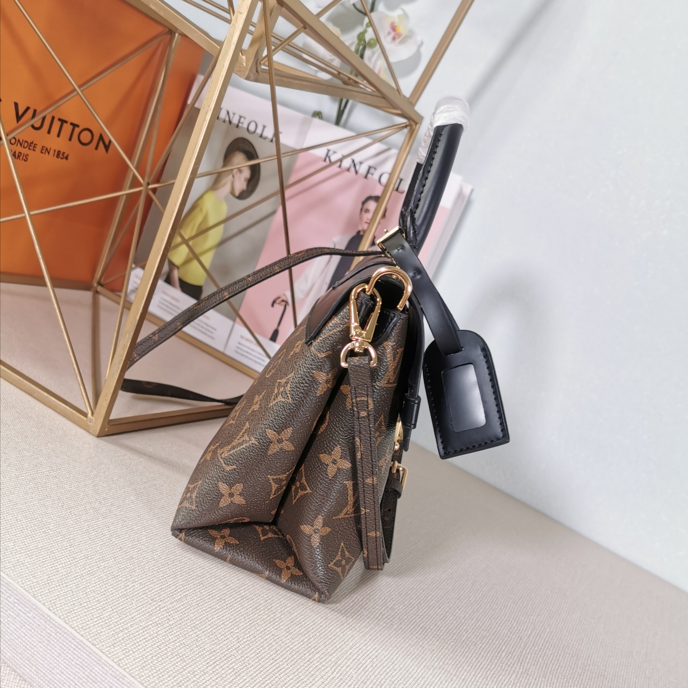 Replica Louis Vuitton One Handle M43125