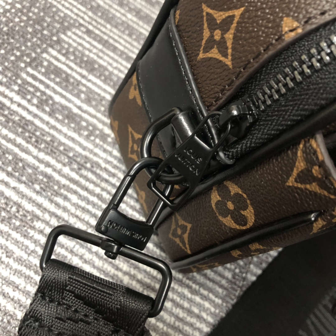 Replica Louis Vuitton S Lock Messenger M45863
