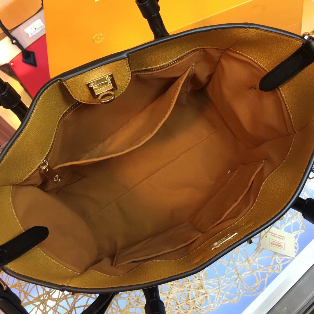 Replica Louis Vuitton On My Side M53823