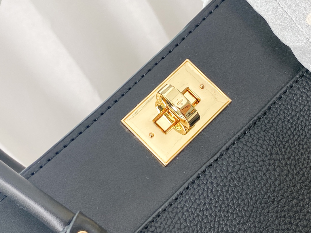 Replica Louis Vuitton On My Side M53824