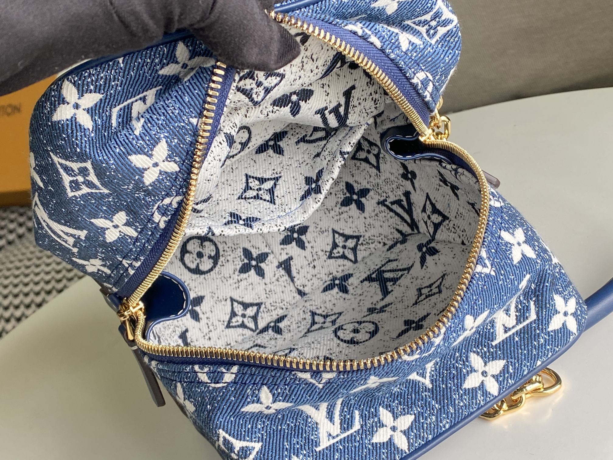 Replica Louis Vuitton Square Bag