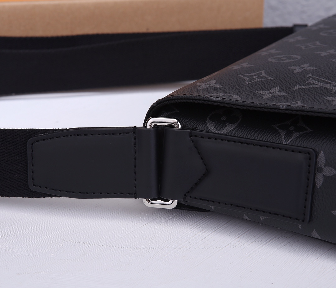 Replica Louis Vuitton District Pm Messenger Bag