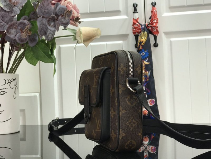 Replica Louis Vuitton Christopher Wearable Wallet M69404