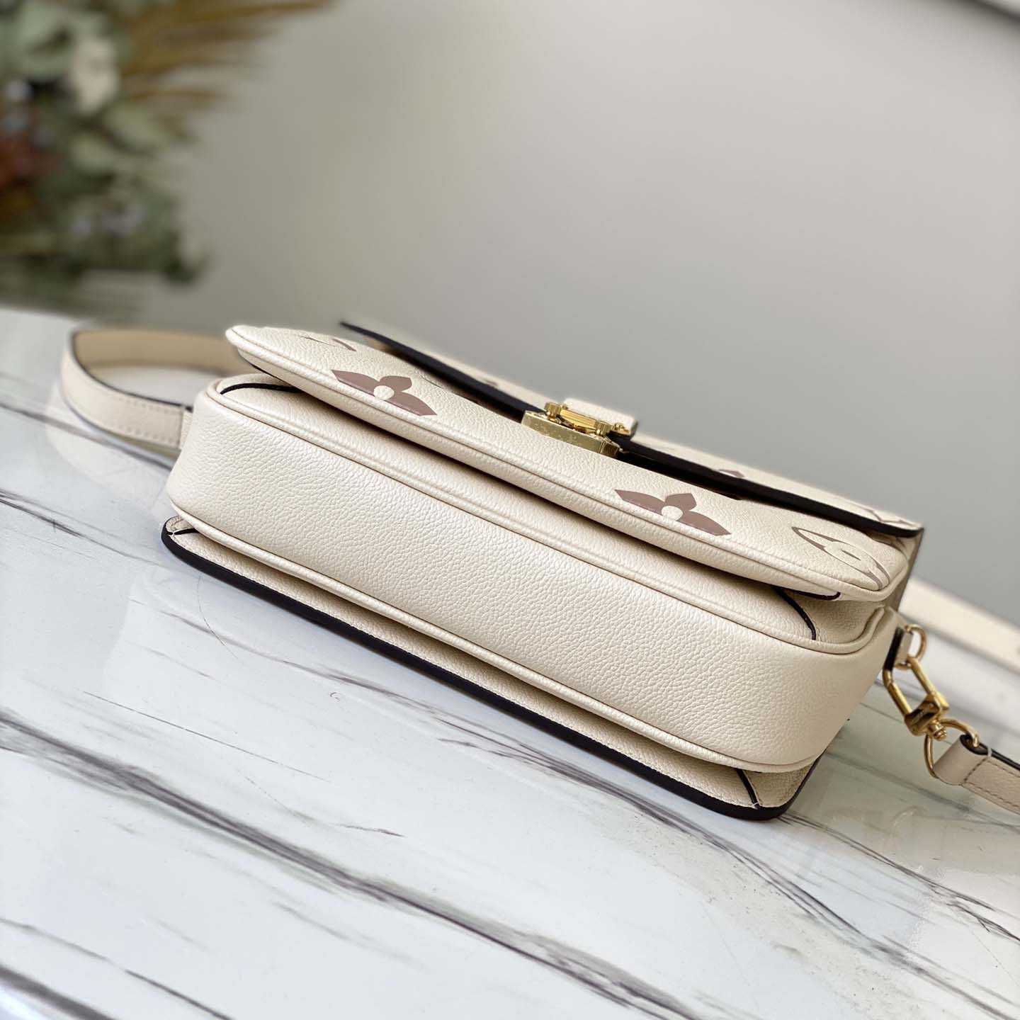 Replica Louis Vuitton Aaa-Pochette Metis Cream