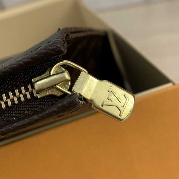 Replica Louis Vuitton Toiletry Pouch 26 M47542