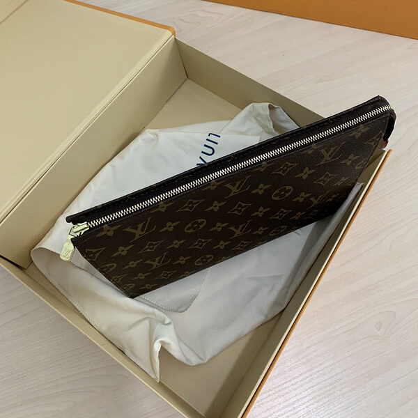 Replica Louis Vuitton Toiletry Pouch 26 M47542