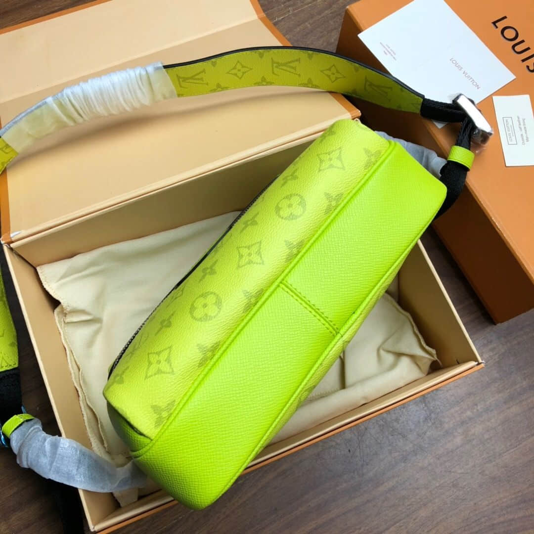 Replica Louis Vuitton Taigarama Outdoor Messenger Pm M30239